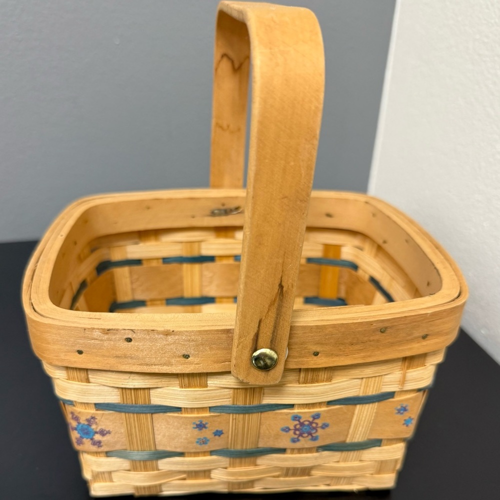 Vintage and Woven‎ Basket with floral pattern excellent condition, beautiful
